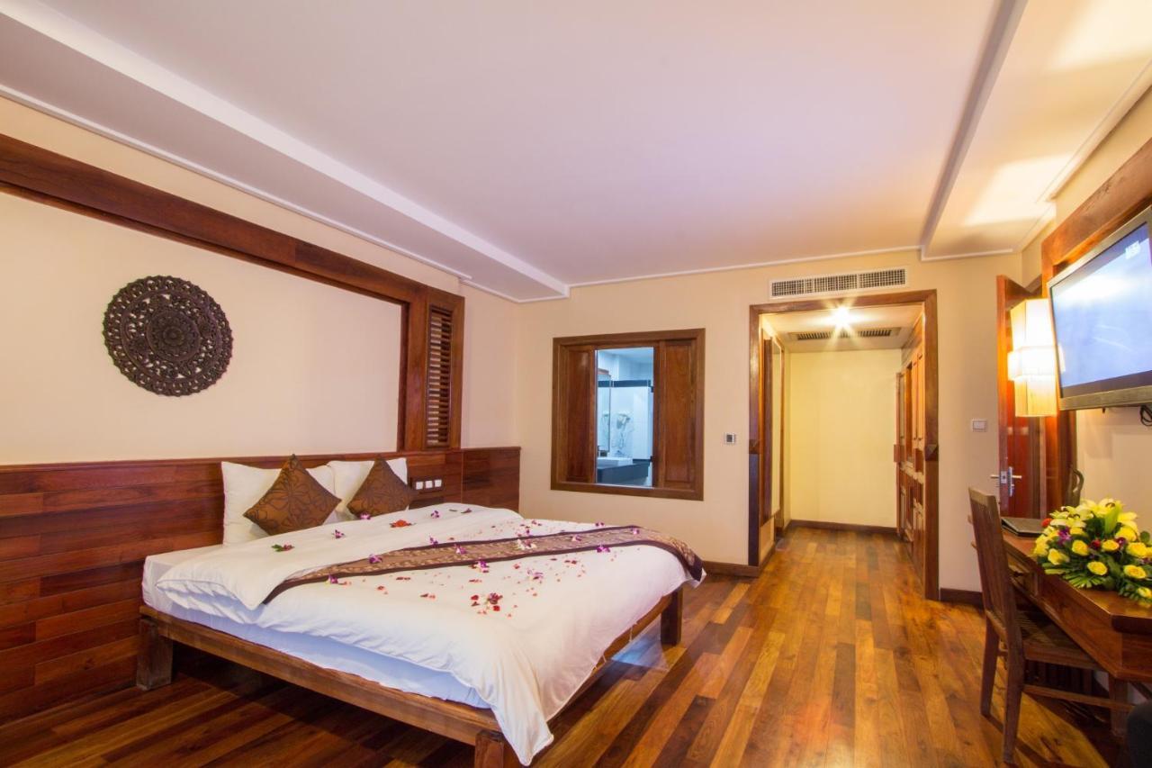 Royal Empire Premium Hotel Siem Reap Exterior photo