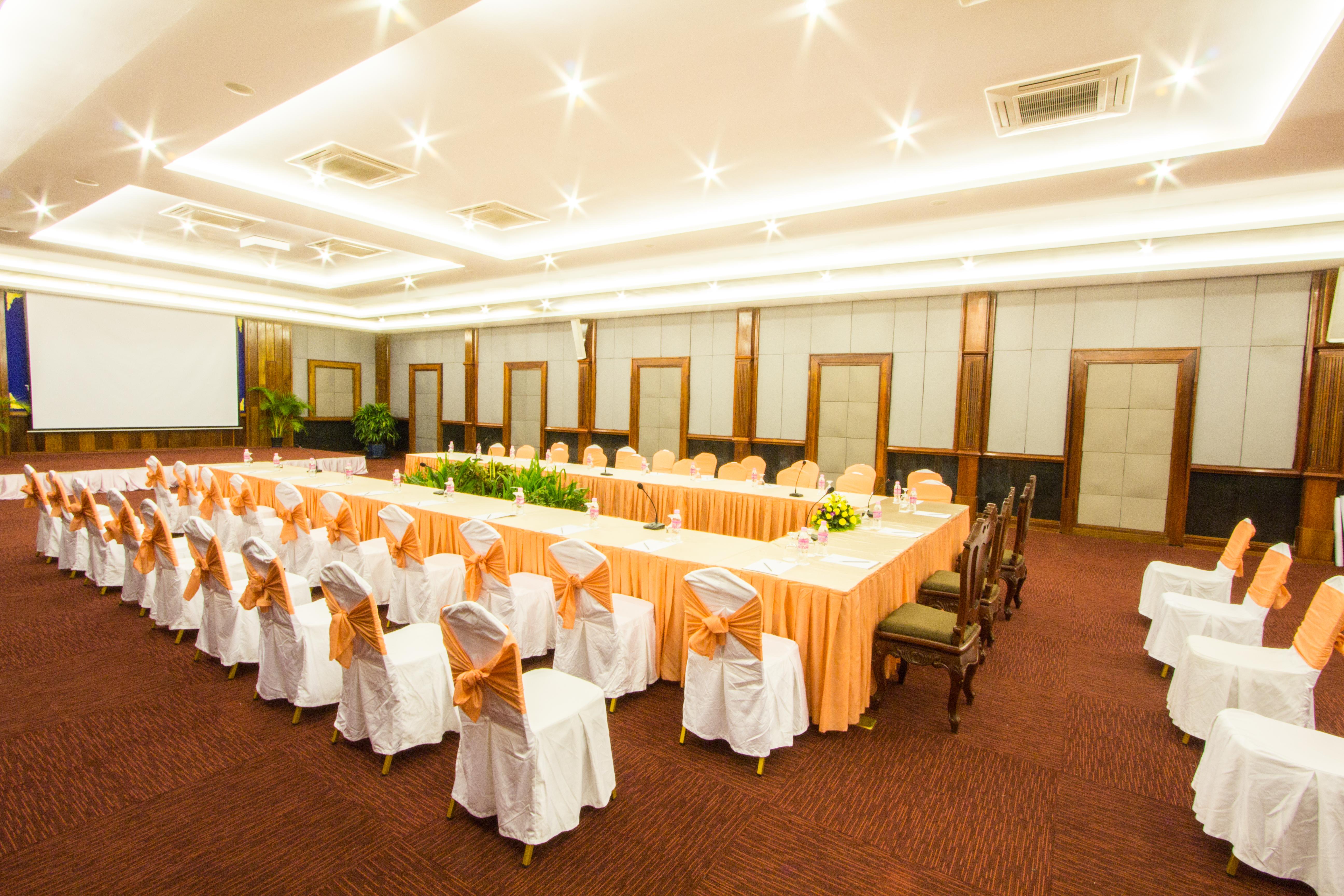 Royal Empire Premium Hotel Siem Reap Exterior photo
