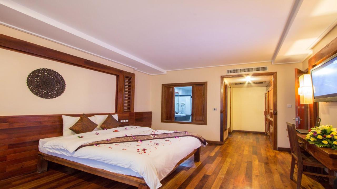 Royal Empire Premium Hotel Siem Reap Exterior photo