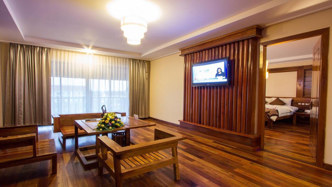 Royal Empire Premium Hotel Siem Reap Exterior photo